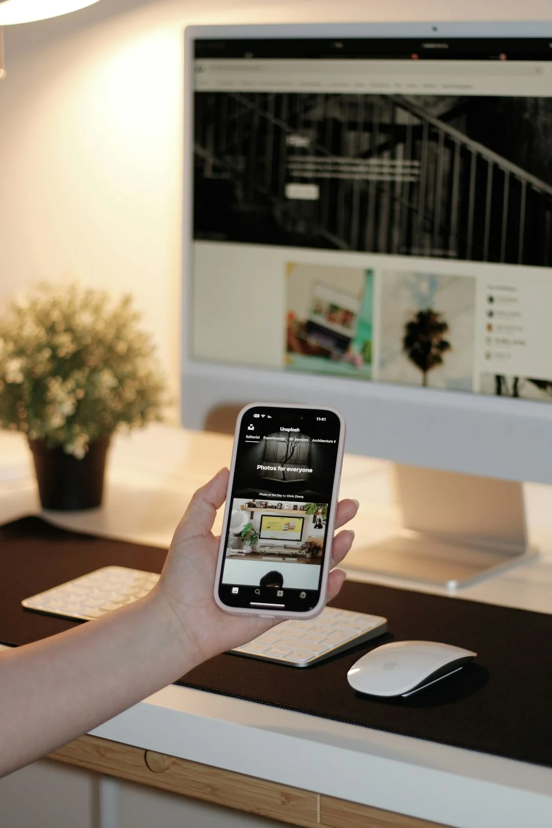 Conception de sites web avec bannière web d’avis de commande sur l’écran d’un ordinateur dans un centre commercial en ligne